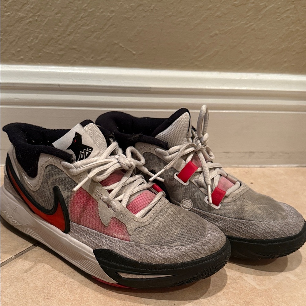 Nike Black and White Sneakers youth size6.5 used in fair condition